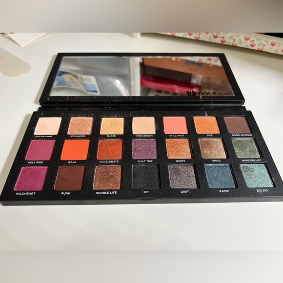 Urban decay born to run eyeshadow palette - Picture 5 of 5